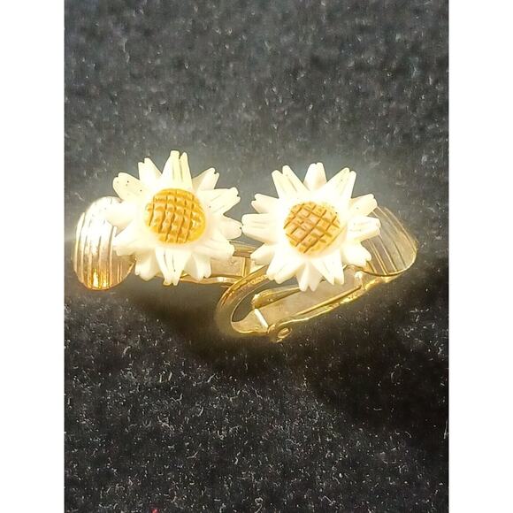 Daisy Jewelry - Vintage Ceramic Daisy Golden Clip On Earrings Yellow & White